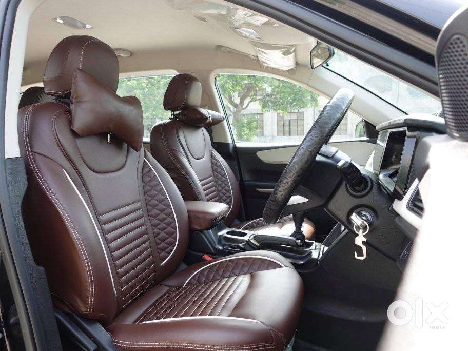 Mahindra Xuv700 Ax 5 Petrol Mt 7 Str (e), 2022, Petrol