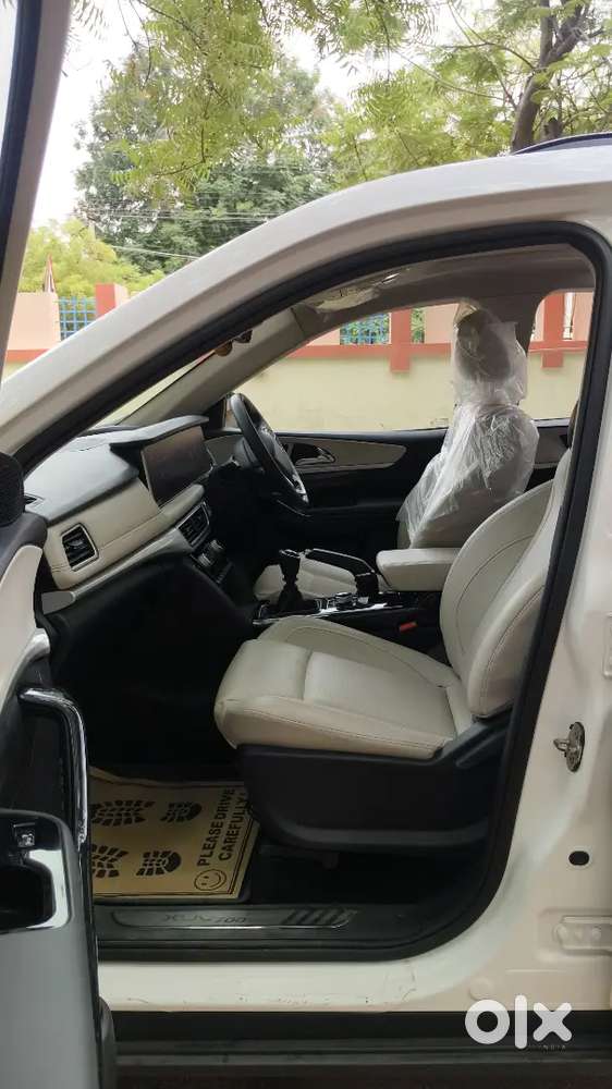 Mahindra Xuv 700 Ax7 2.0 Petrol Manual Variant Driven 10,000 Kms