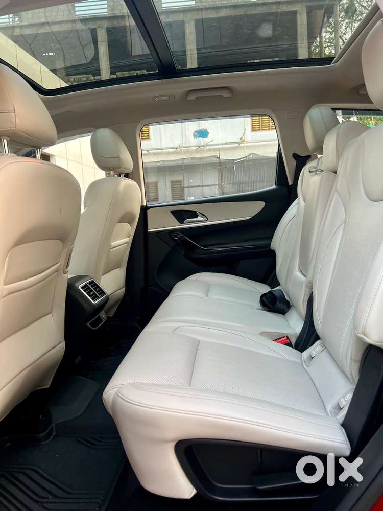 Mahindra Xuv700 2.0 Ax 7 Petrol At Str, 2023, Petrol