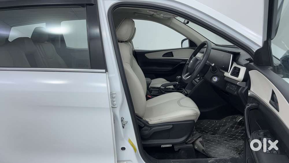 Mahindra Xuv700 2.0 Ax 5 Petrol Mt 7 Str, 2022, Petrol