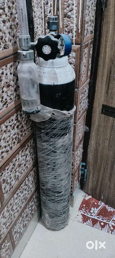 Oxygen cylinder