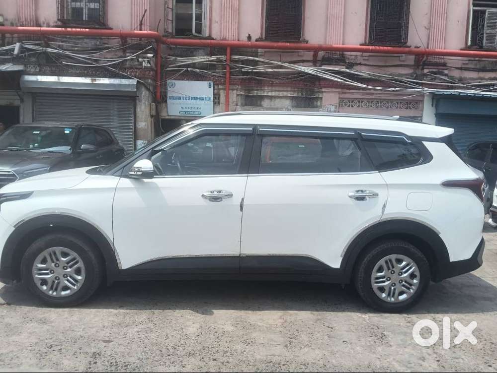 Kia Carens (2023) G 1.5 6mt Prestige...only 14000km Run