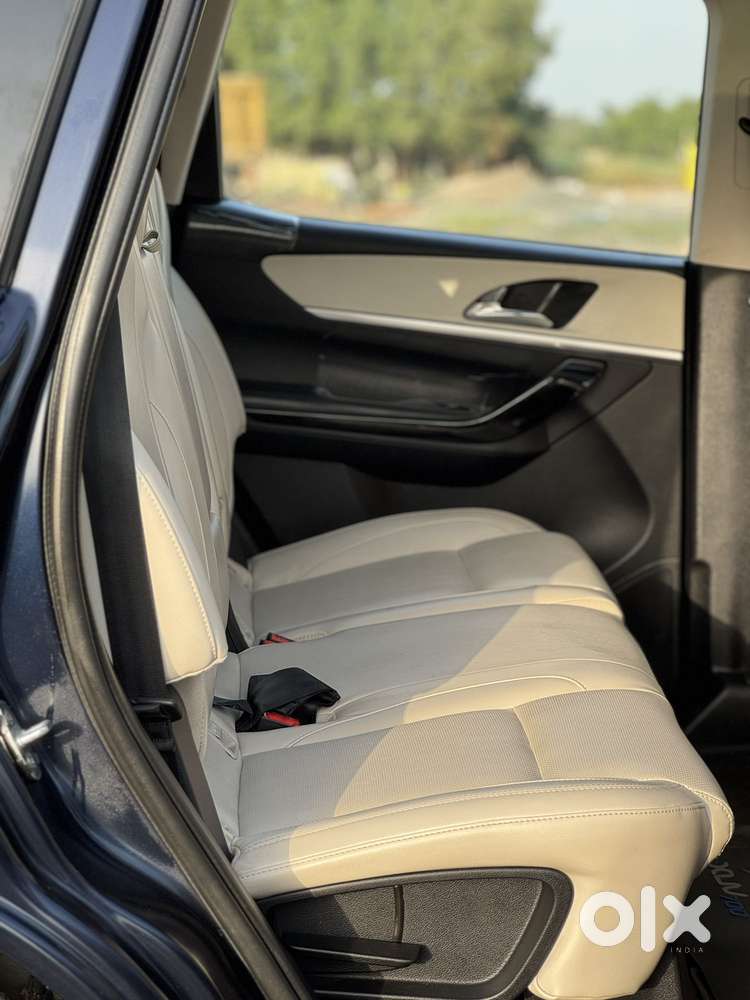 Mahindra Xuv700 2.0 Ax 7 Petrol Mt Str, 2021, Petrol