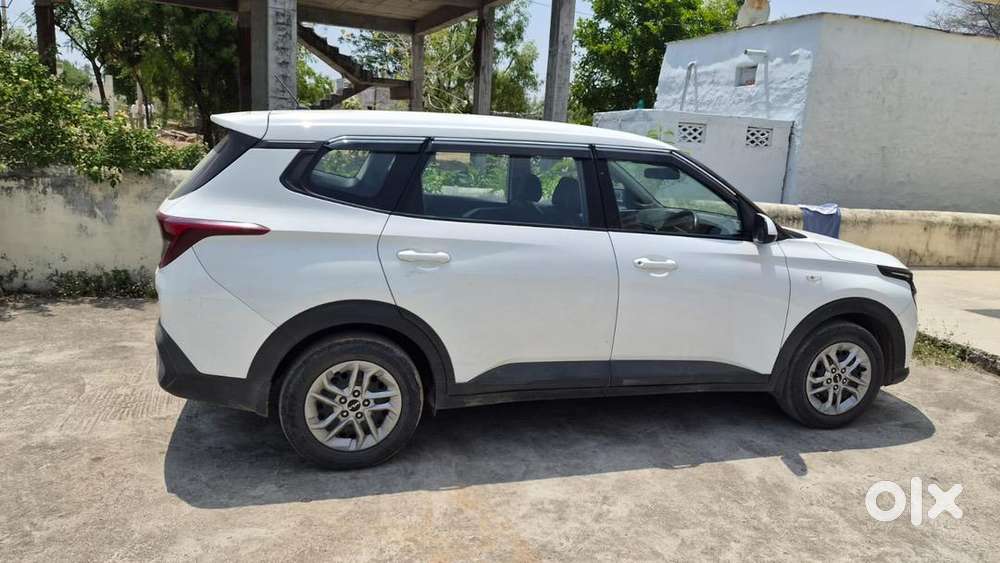 Kia Carens 2024 Petrol Well Maintained