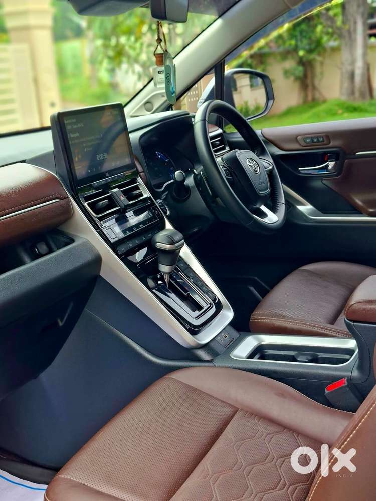 Toyota Innova Hycross 2.0 Zx (o) Hybrid 7 Str, 2023, Petrol