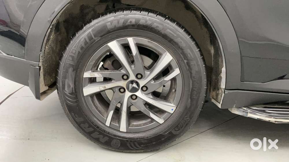 Mahindra Xuv700 2.0 Ax 5 Petrol Mt 7 Str, 2025, Petrol