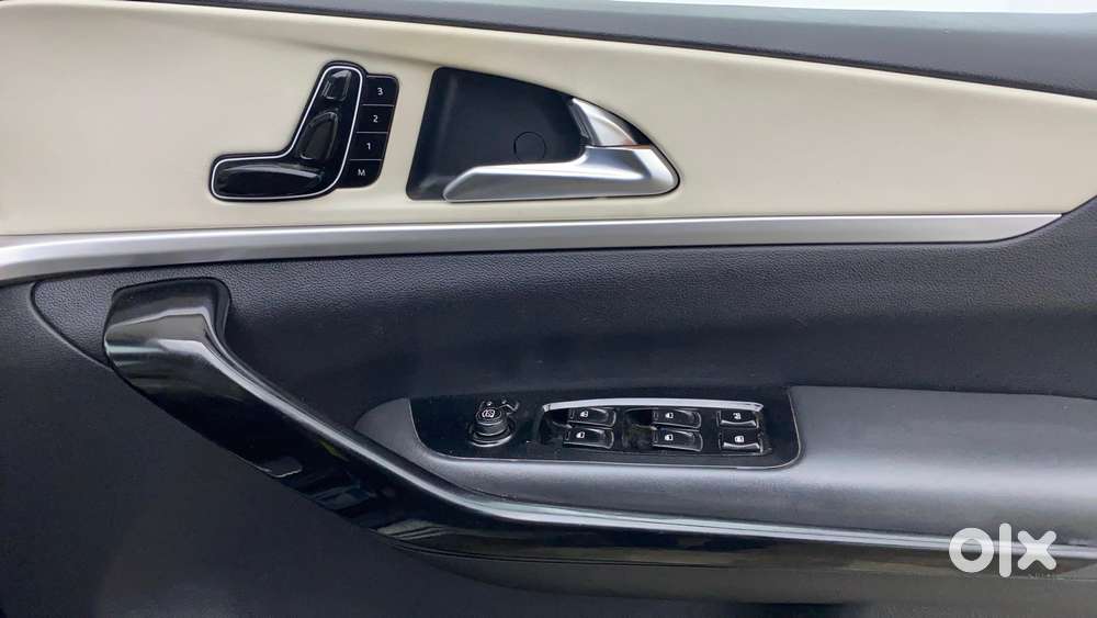 Mahindra Xuv700 2.0 Ax 7 Petrol At Luxury Pack Str, 2023, Petrol