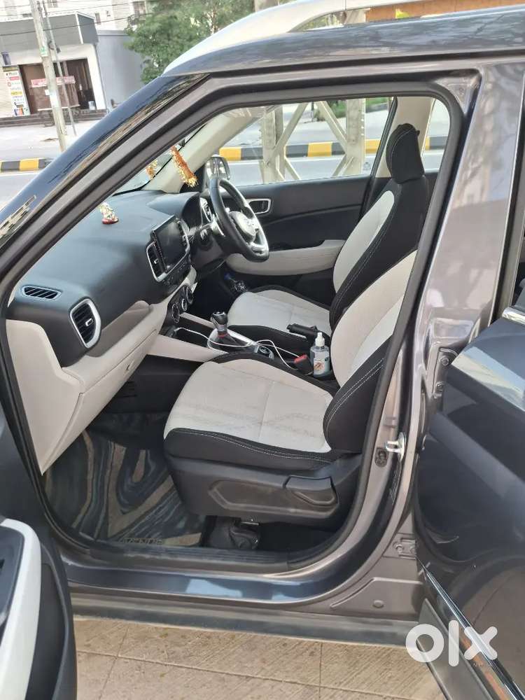 Hyundai Venue 2023 Petrol 19700 Km Driven