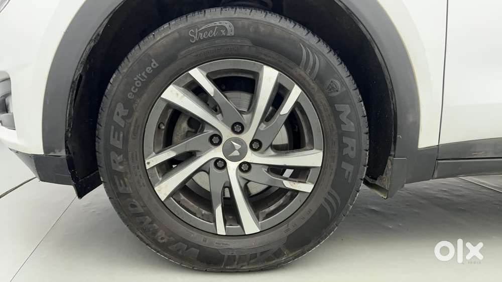 Mahindra Xuv700 2.0 Ax 5 Petrol Mt Str, 2022, Petrol