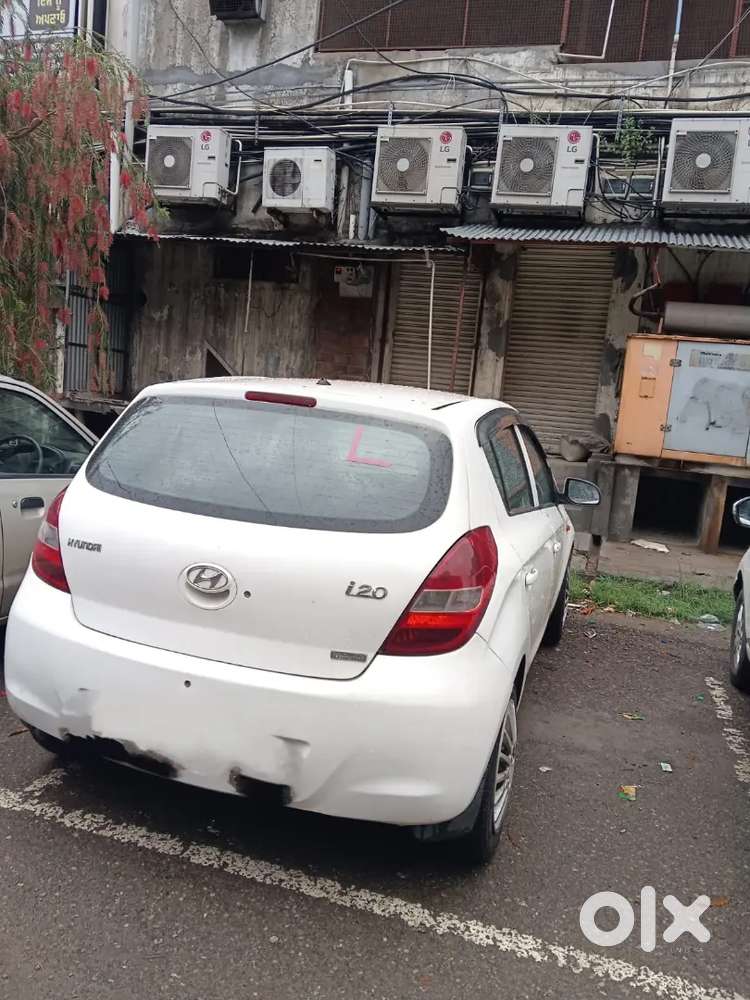 White Hyundai I20