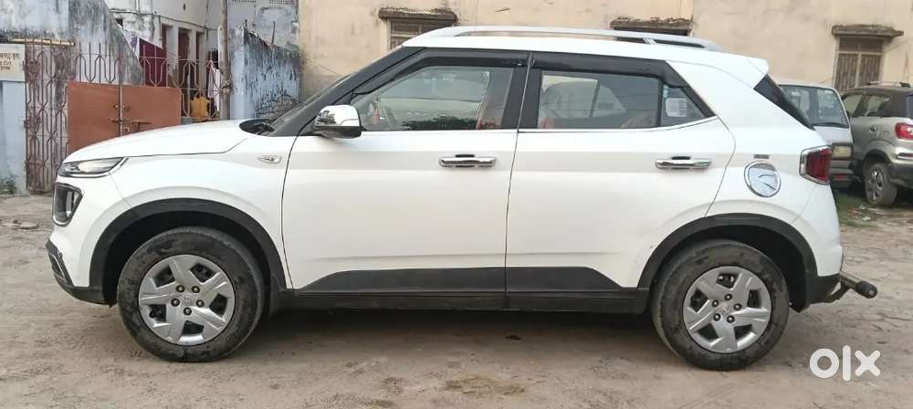Hyundai Venue 2021 Petrol 7500 Km Driven