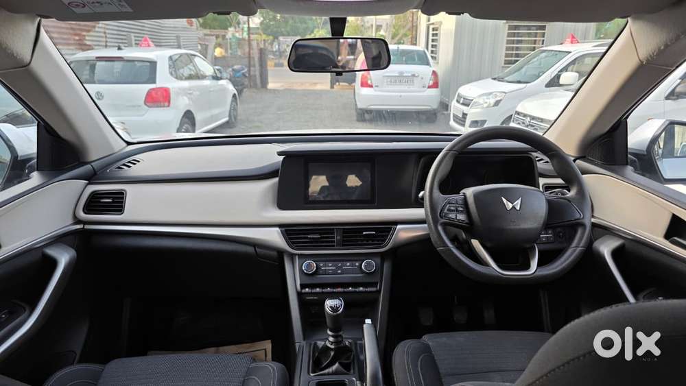 Mahindra Xuv700 Mx Petrol Mt 5 Str (e), 2022, Petrol