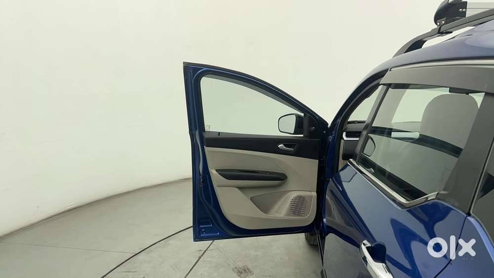 Renault Triber Rxz, 2023, Petrol