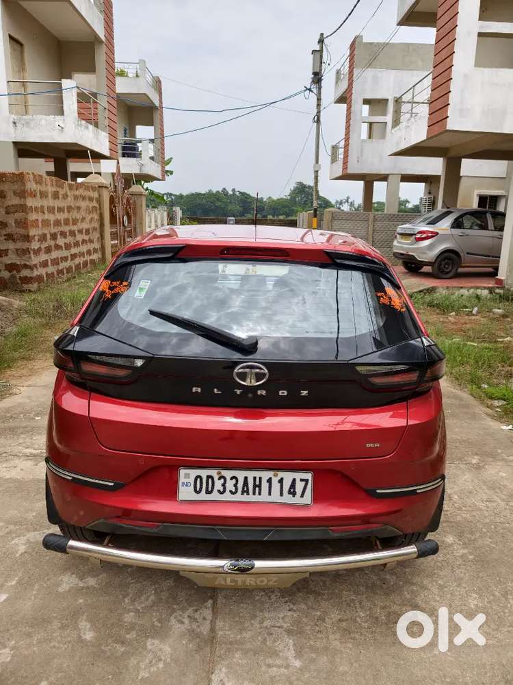 Tata Altroz Xz 1.2 Petrol Dct (2023) - Downtown Red