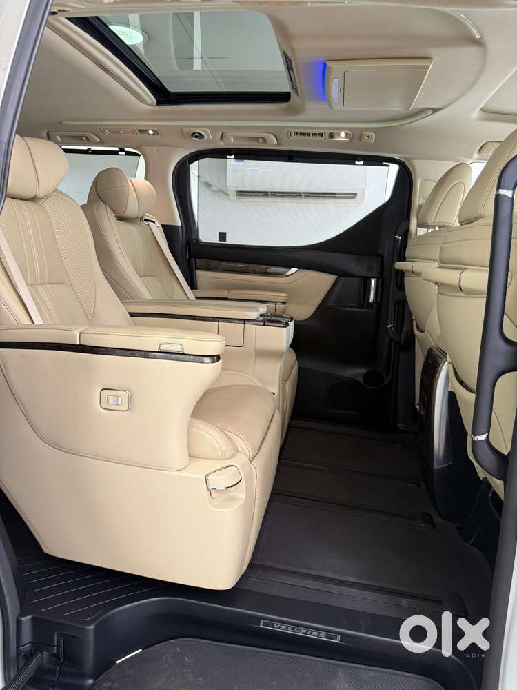 Toyota Vellfire 2.5 Executive Lounge, 2023, Petrol