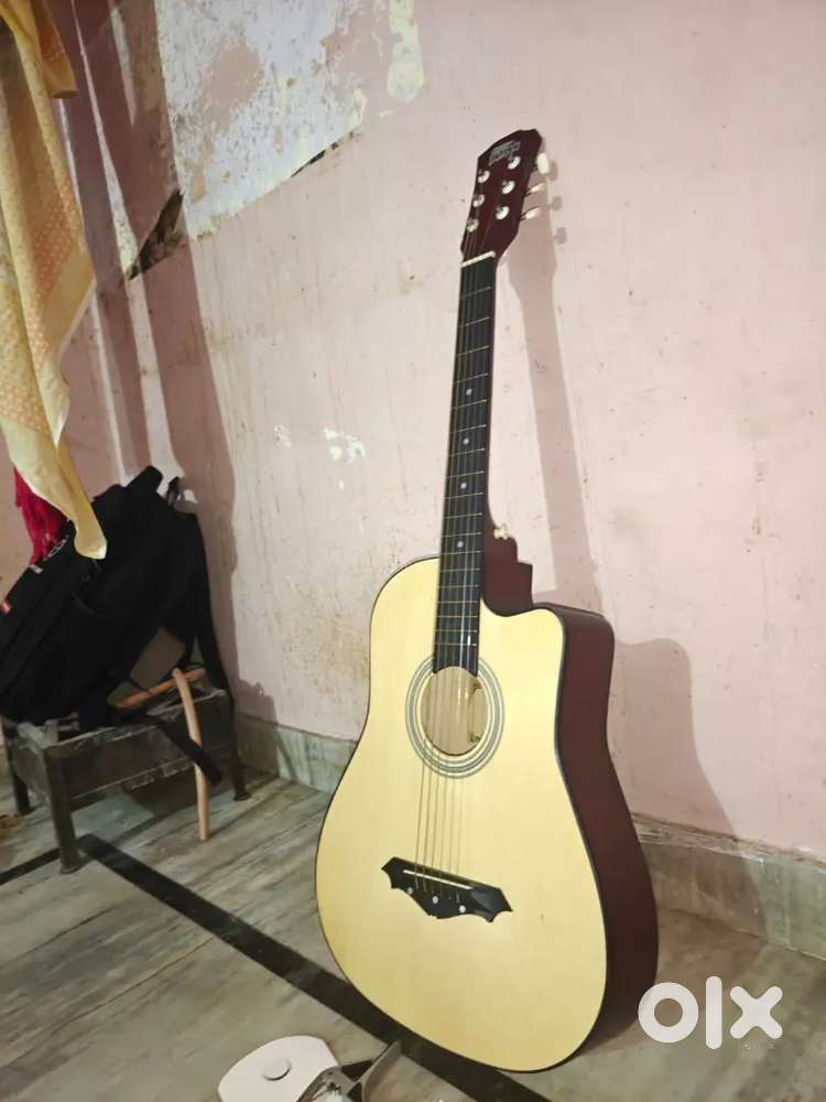 Guitar 2 month old new like condition