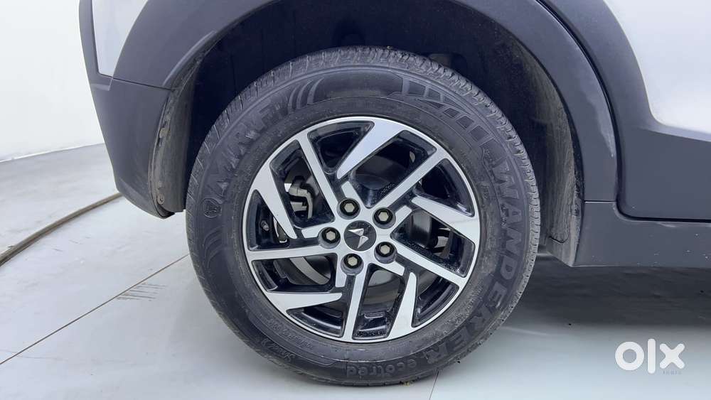 Mahindra Xuv 3xo Ax5 Pm Mt, 2024, Petrol