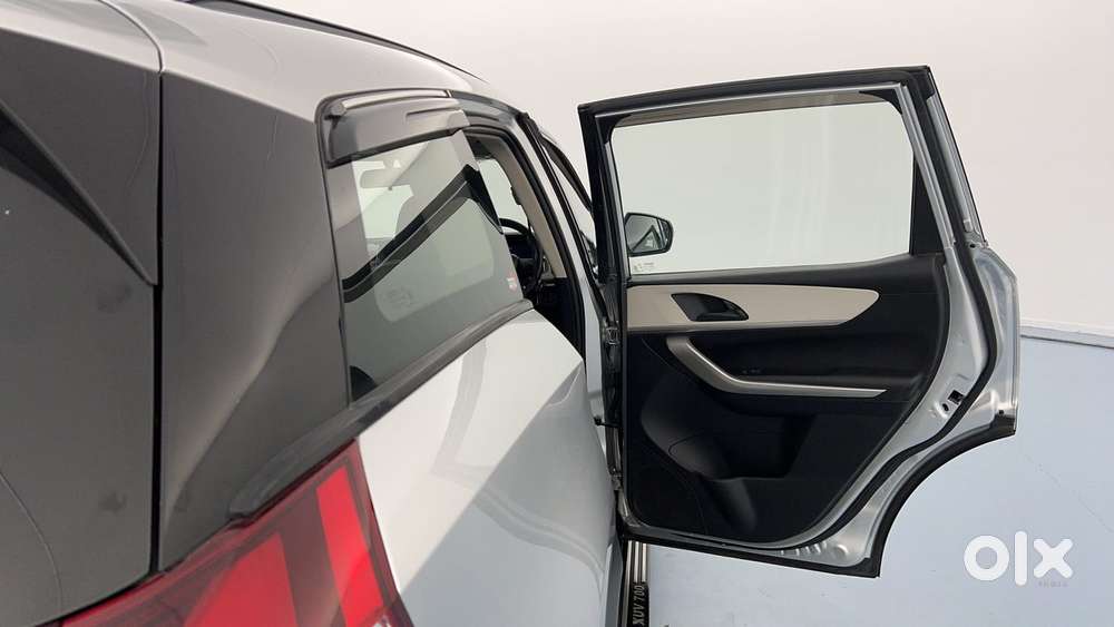 Mahindra Xuv700 2.0 Ax 3 Petrol At 5 Str, 2021, Petrol