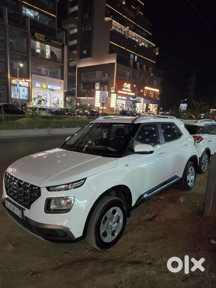 Well Maintained Venue S Petrol + Cng White Colour For Sale
