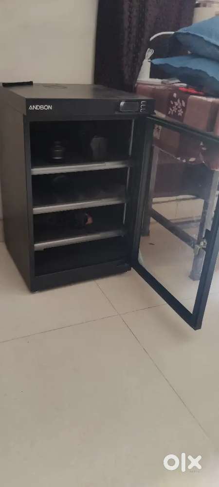 Dry cabinate for camera and lenses