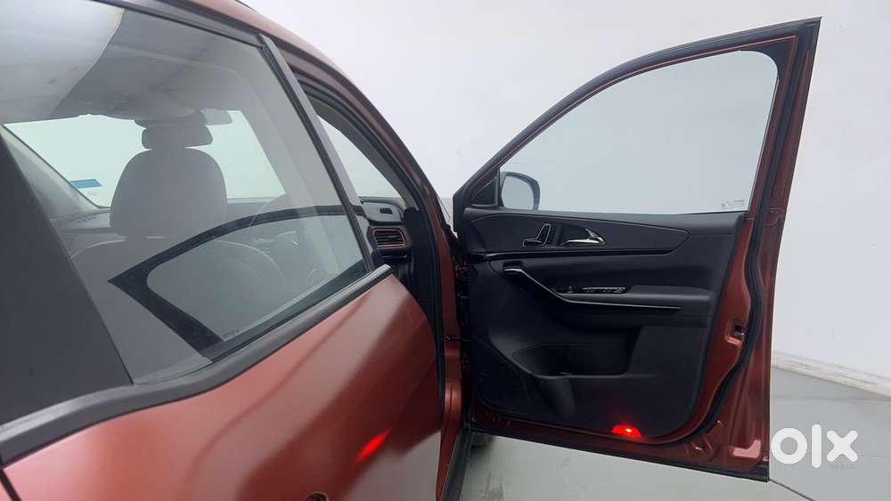 Mahindra Xuv700 2.0 Ax 7 Petrol At Luxury Pack Str, 2024, Petrol