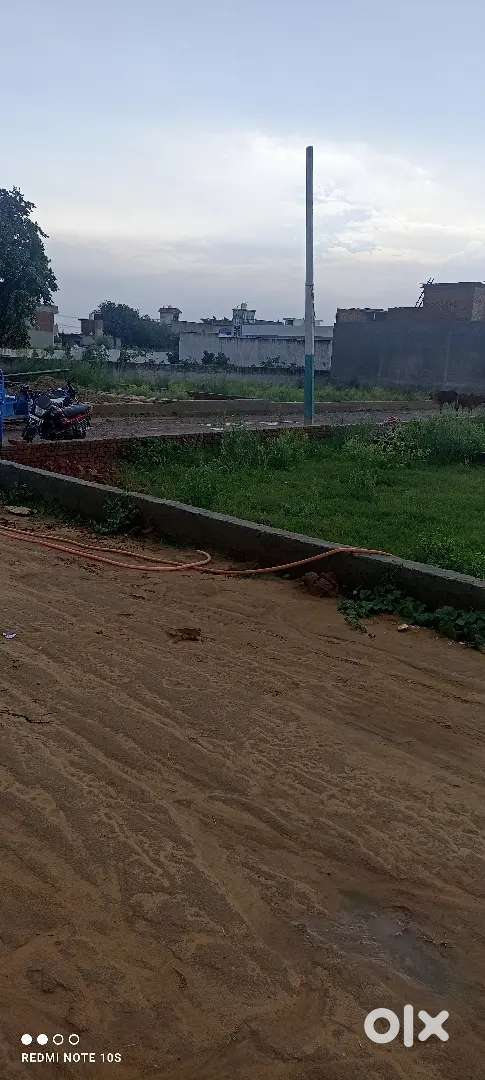 3 साइड 242 गज प्लॉट (रास्ते 20-20 फिट ) गेटिड कॉलोनी