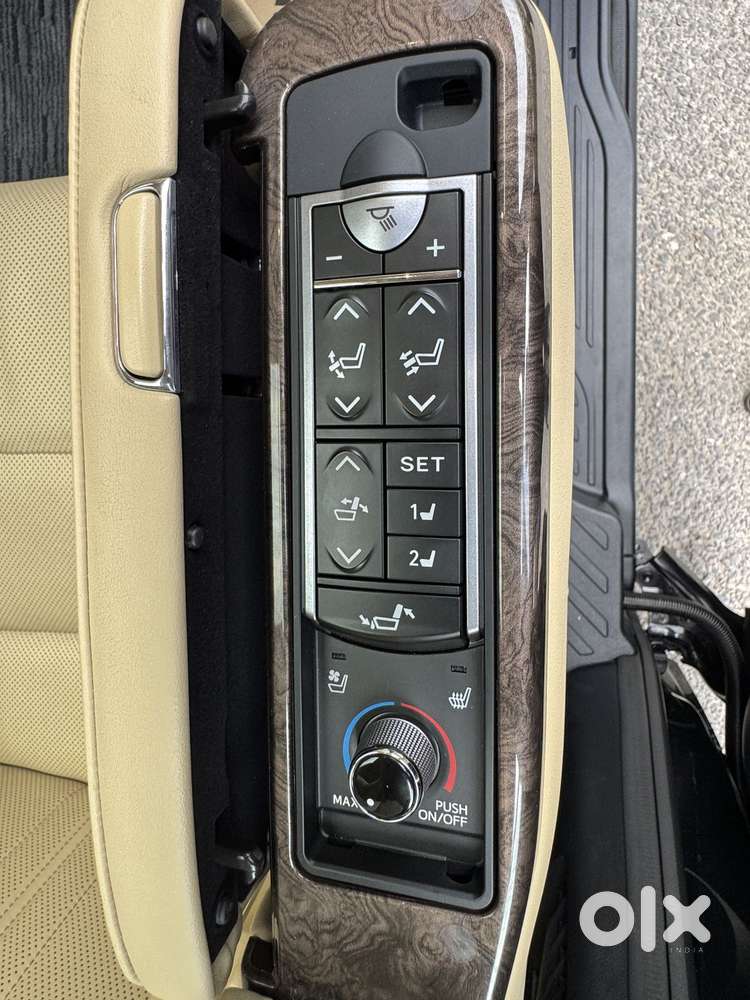 Toyota Vellfire 2.5 Executive Lounge, 2023, Cng & Hybrids