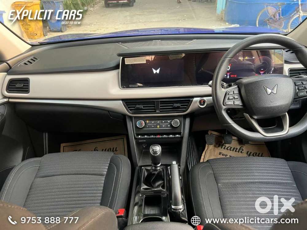 Mahindra Xuv700 2.0 Ax 5 Petrol Mt 7 Str, 2025, Petrol