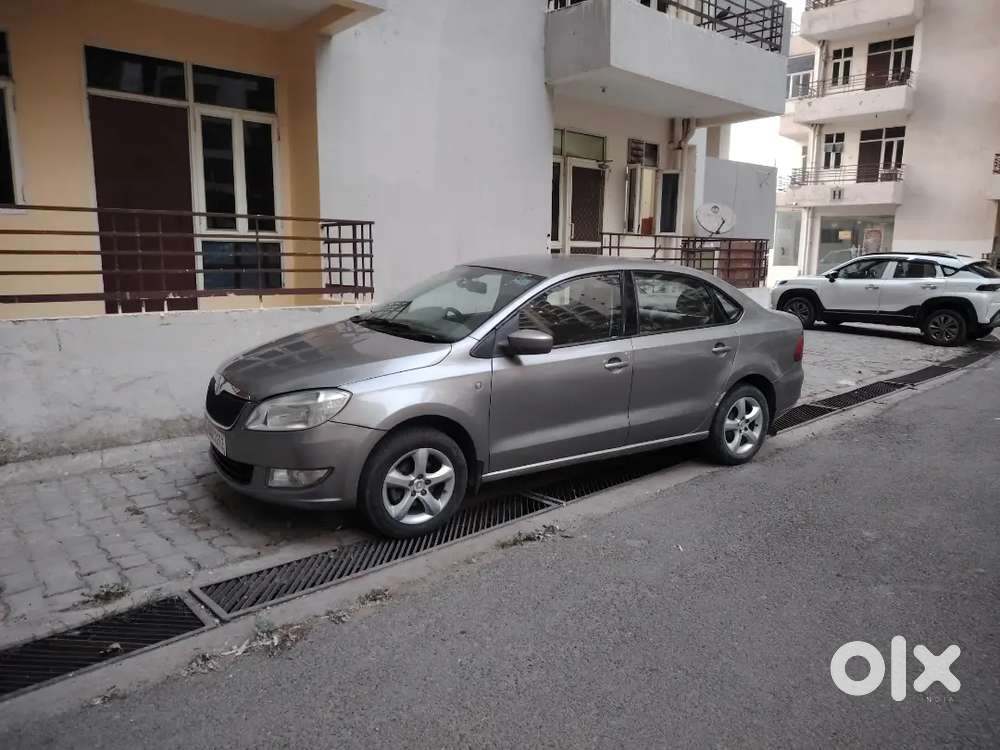 Skoda Rapid 2013 Petrol 85000 Km Driven Delhi Number