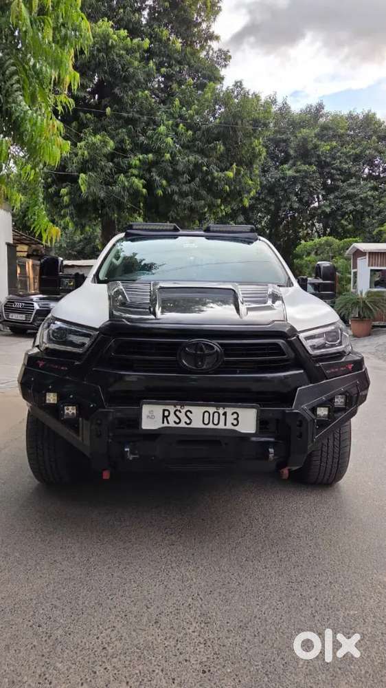 Toyota Hilux Black Edition 2025