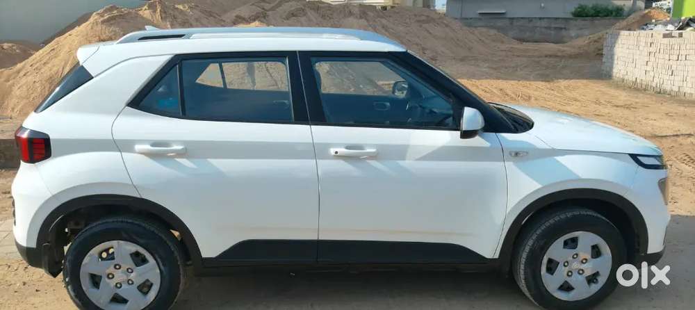 Hyundai Venue 2022 Petrol 41580 Km Driven