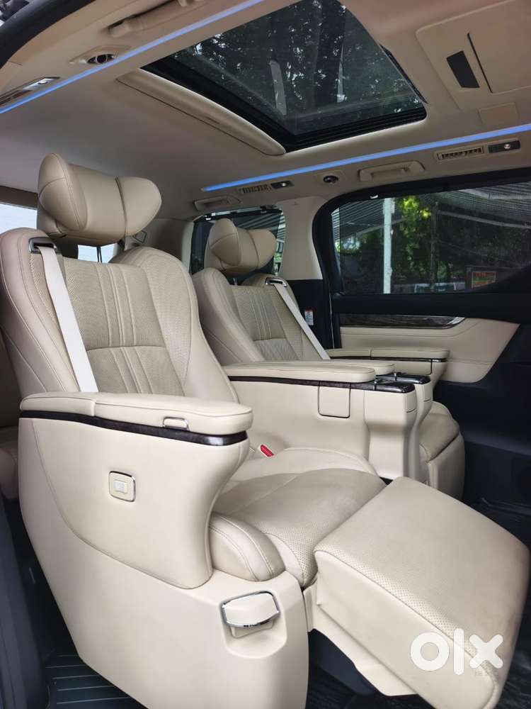 Toyota Vellfire 2.5 Executive Lounge, 2022, Cng & Hybrids