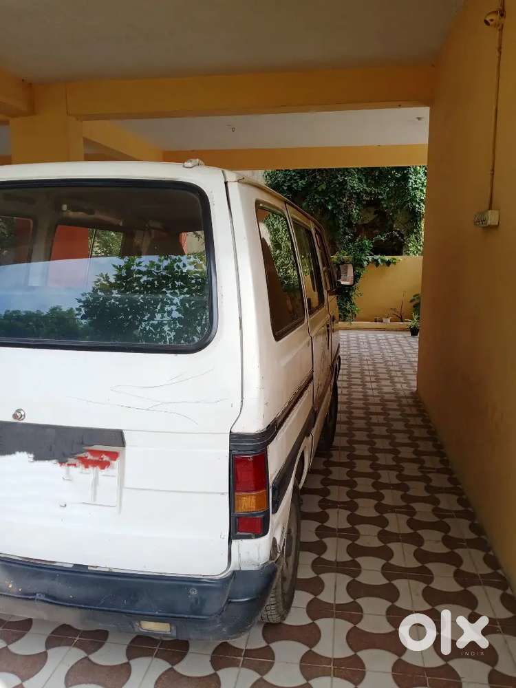 Maruti Omni Car.
