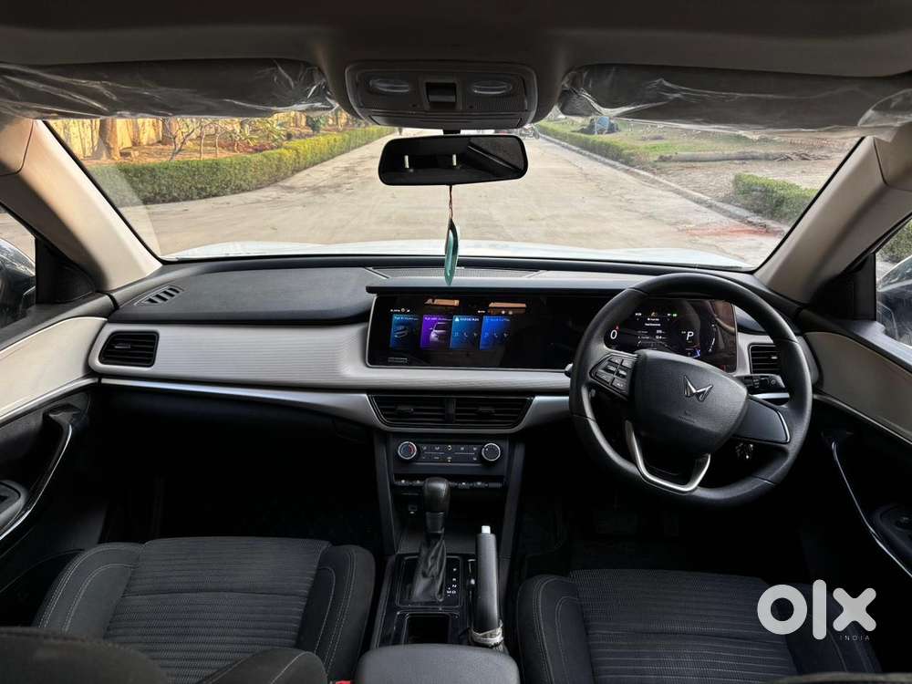 Mahindra Xuv700 2.0 Ax 5 Petrol At Str, 2024, Petrol