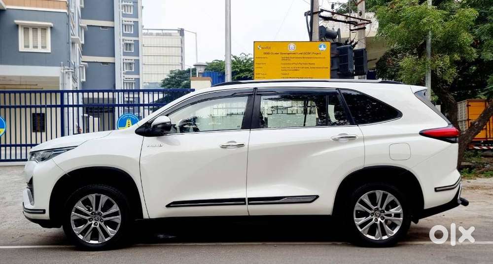 Toyota Innova Hycross