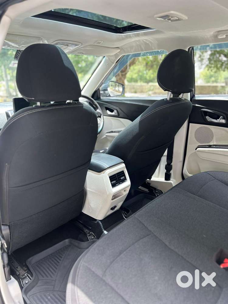 Mahindra Xuv 3xo Ax5 Pm Mt, 2024, Petrol