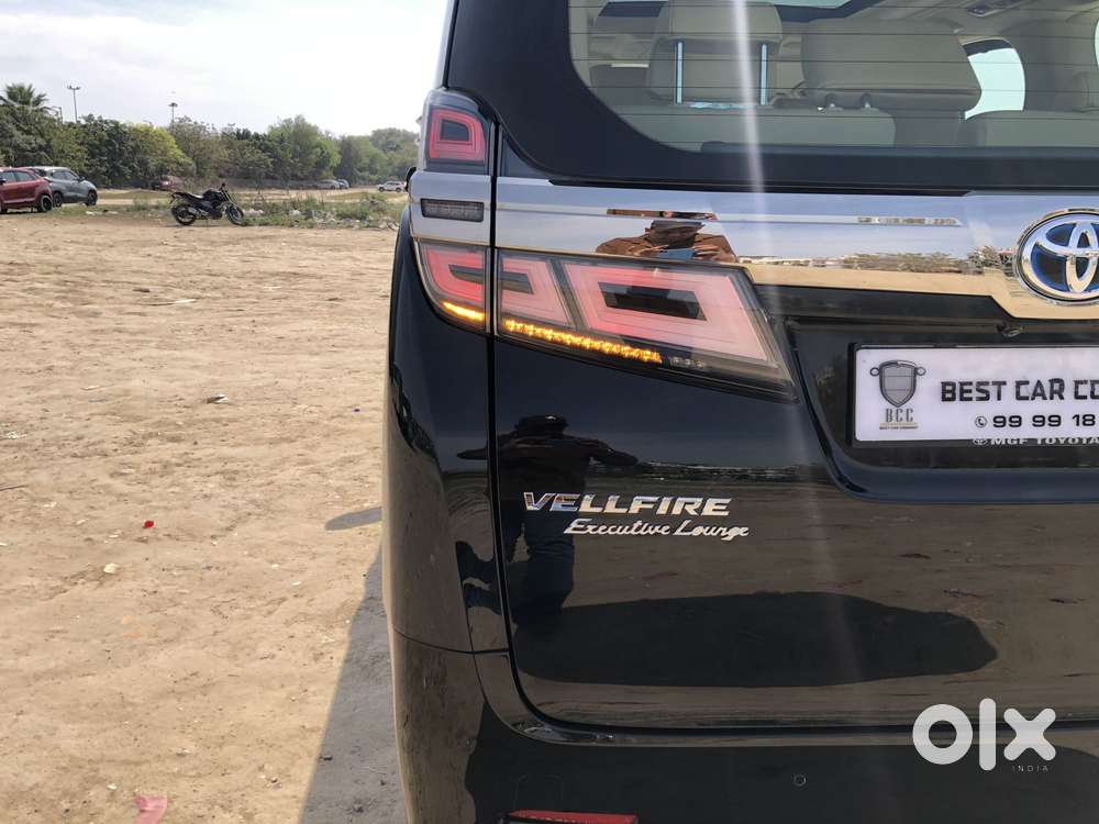 Toyota Vellfire 2.5 Executive Lounge, 2023, Cng & Hybrids