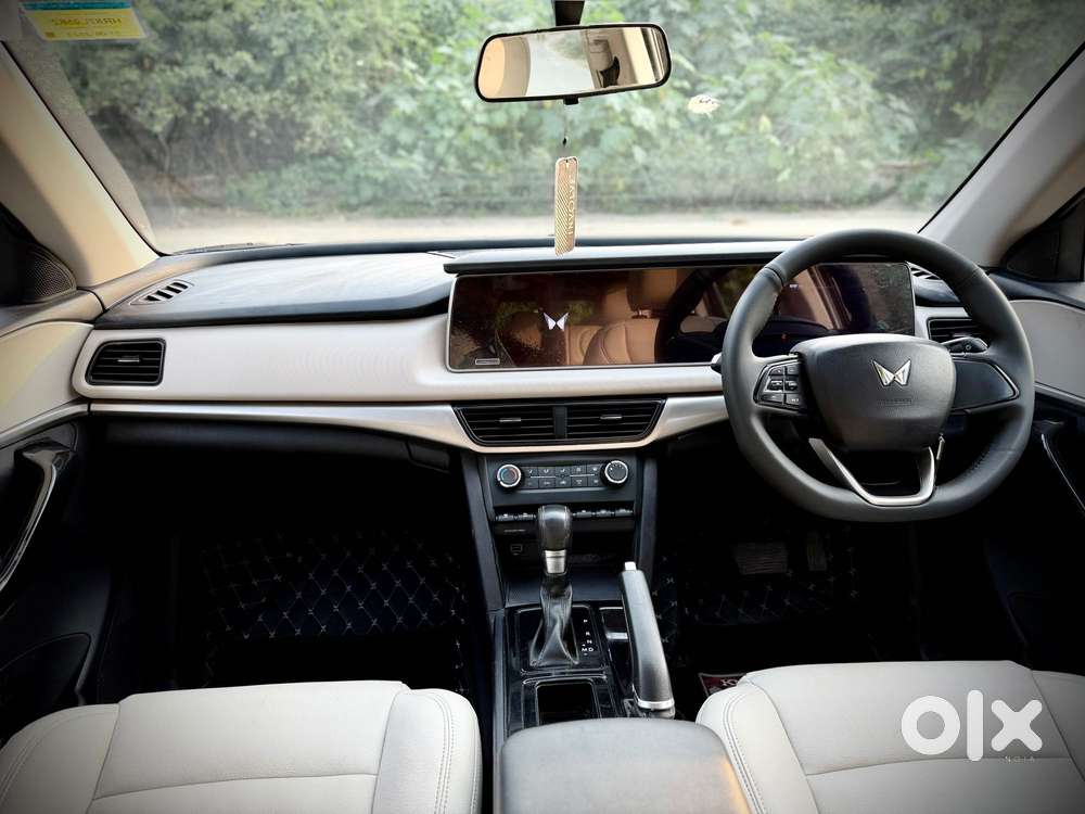 Mahindra Xuv700 2.0 Ax 7 Petrol At Str, 2023, Petrol