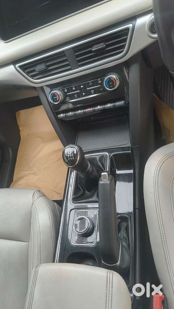 Mahindra Xuv700 2.0 Ax 7 Petrol Mt Str, 2023, Petrol