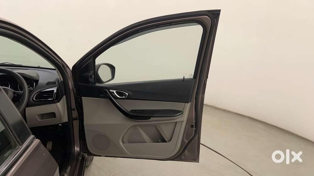 Tata Tiago Xza, 2018, Petrol