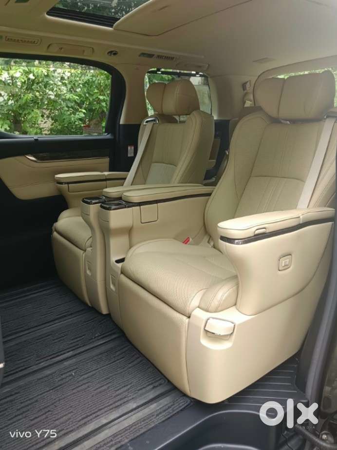 Toyota Vellfire 2.5 Executive Lounge, 2021, Cng & Hybrids