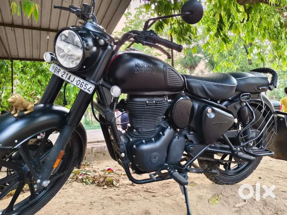 यह Royal Enfield Classic 350 (Stealth Black / Dark Series) मॉडल है।

इ