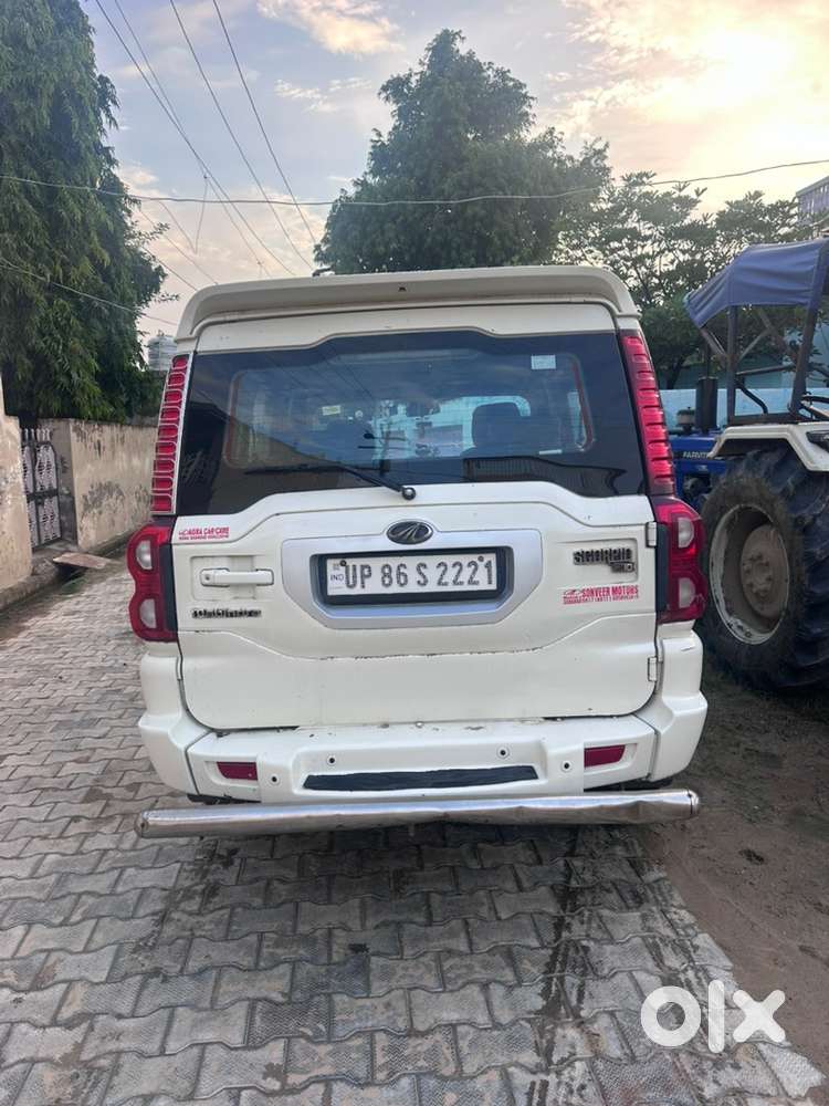 Mahindra Scorpio S10.