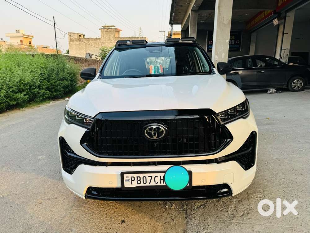 Toyota Innova Hycross 2025