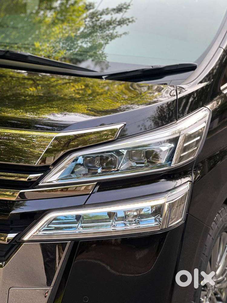 Toyota Vellfire 2.5 Executive Lounge, 2023, Petrol