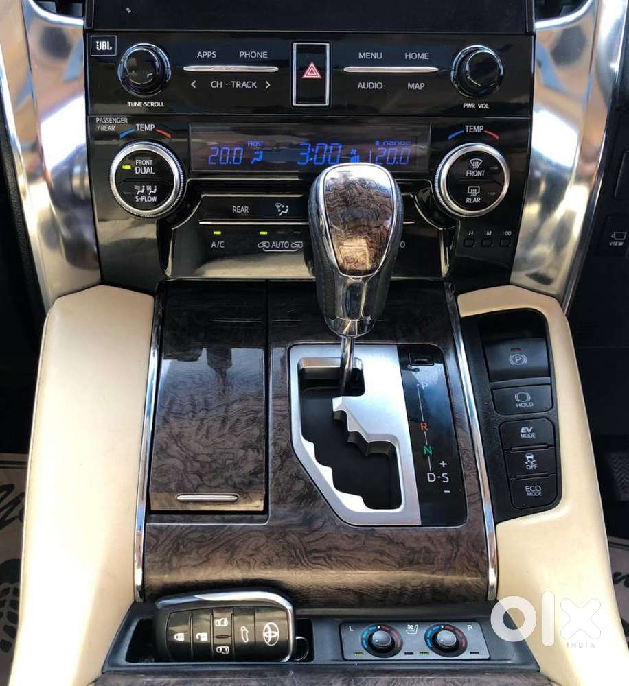 Toyota Vellfire 2.5 Executive Lounge, 2023, Cng & Hybrids