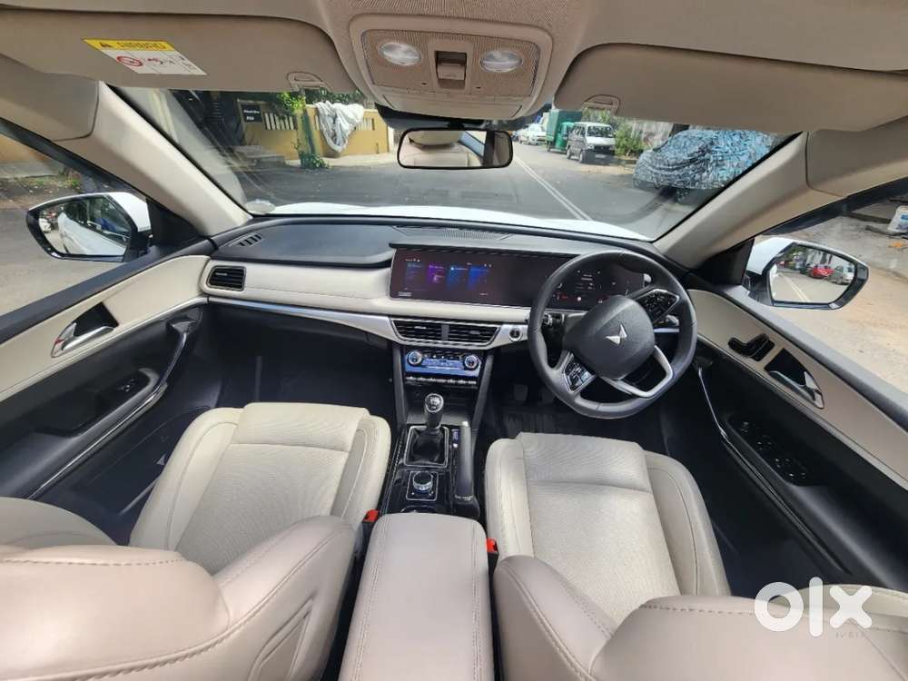 Mahindra Xuv700 2.0 Ax 7 Petrol Mt Str, 2025, Petrol