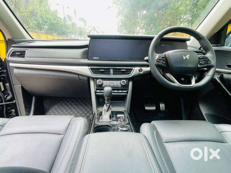 Mahindra Xuv700 2.0 Ax 7 Petrol At Luxury Pack Str, 2025, Petrol