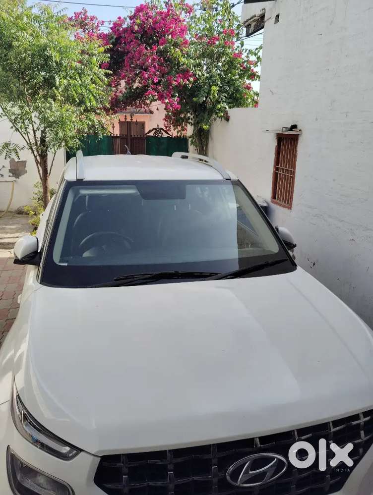 Hyundai Venue 2020 Petrol Well Maintained