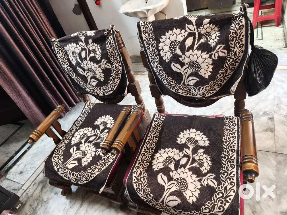 Sofa with two chairs